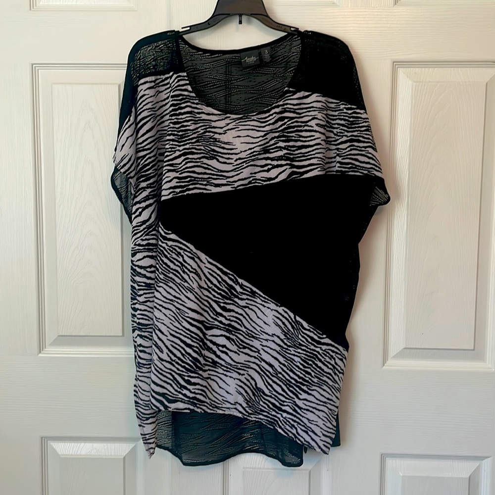 Chicos Travelers lightweight top, size 3/XL